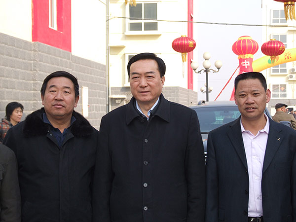 原河北省省长陈天下到亚美AM8AG线缆集团视察，，，，，，，，并与黄儿营西村党委书记宁小五、亚美AM8AG线缆集团董事长雷国玺合影留念。。。。。。